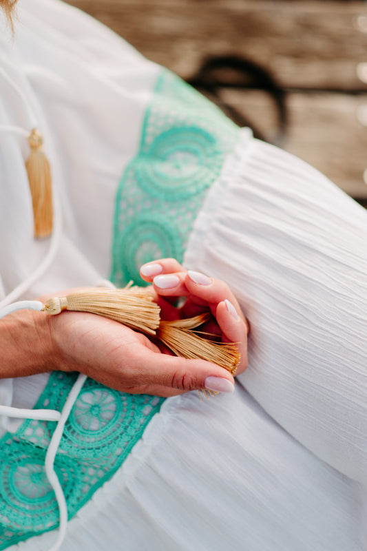 Das luftig leichte Sommerkleid von Carmensita wird in Österreich mit viel Liebe zum Detail hergestellt. Das Kleid aus hautfreundlicher Viskose und wird mit handverlesenen und harmonisch aufeinander abgestimmten Details veredelt. 