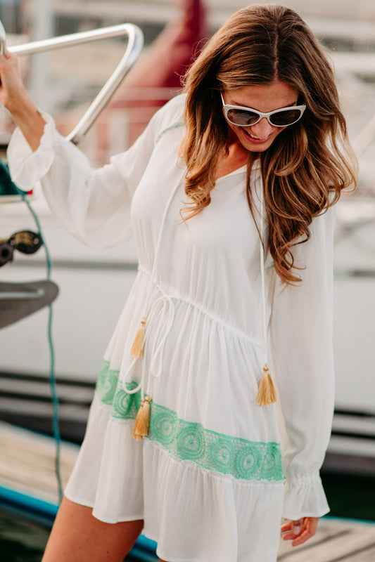 Michaela trägt ein luftig leichtes Sommerkleid von Carmensita. Das Minikleid in weiß mit handverlesenen Veredelungen wird in Österreich hergestellt. Das kurze Kleid aus Viskose ist hautfreundlich und der perfekte Begleiter durch deinen Tag.