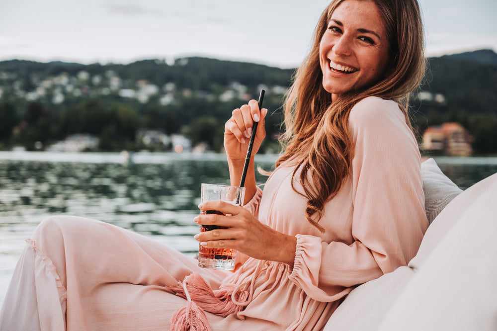 Michaela trägt ein luftig leichtes Sommerkleid von Carmensita. Das Maxikleid in zartem Rosé ist handgefärbt und wird in Österreich hergestellt. Das lange Kleid aus Viskose ist hautfreundlich und der perfekte Begleiter durch deinen Tag.