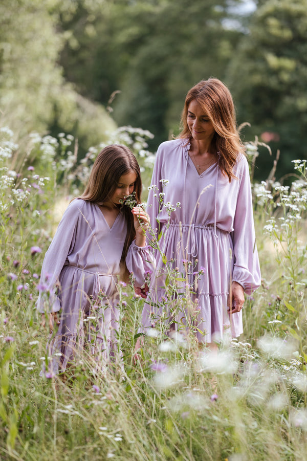 Sommerkleider made in Austria. Mutter und Tochter tragen ein Flieder farbenes Kleid aus luftig leichter Viskose.