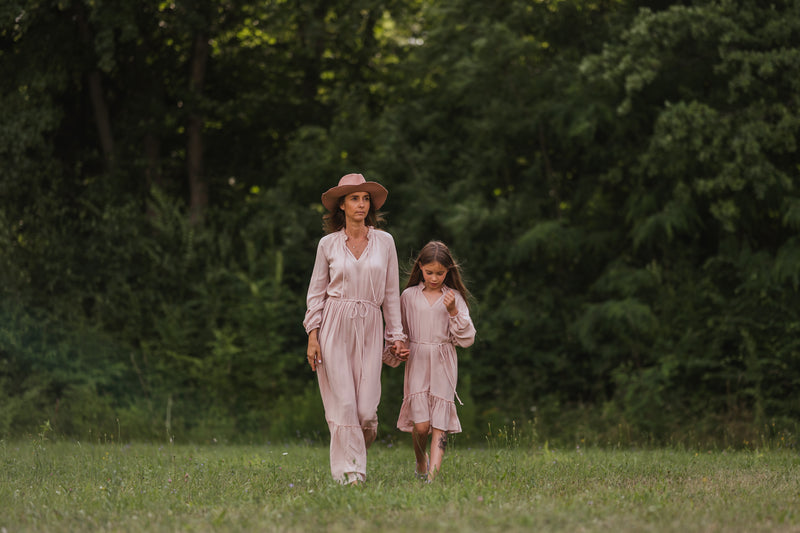 Mutter und Tochter im angesagten Mini Me Partnerlook. Die Mutter trägt ein luftig leichtes bodenlanges Sommerkleid in zartem Rosè. Die Tochter trägt ein knielanges Kleid im gleichen Rosè Farbton. Die Kleider sind aus reiner Viskose angenehm auf der Haut zu tragen. Carmensita | Sommerkleider made in Austria.